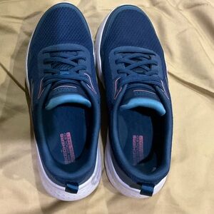 SKECHERS athletic shoes. RARELY WORN! EXCELLENT SHAPE!! Women’s 7.5